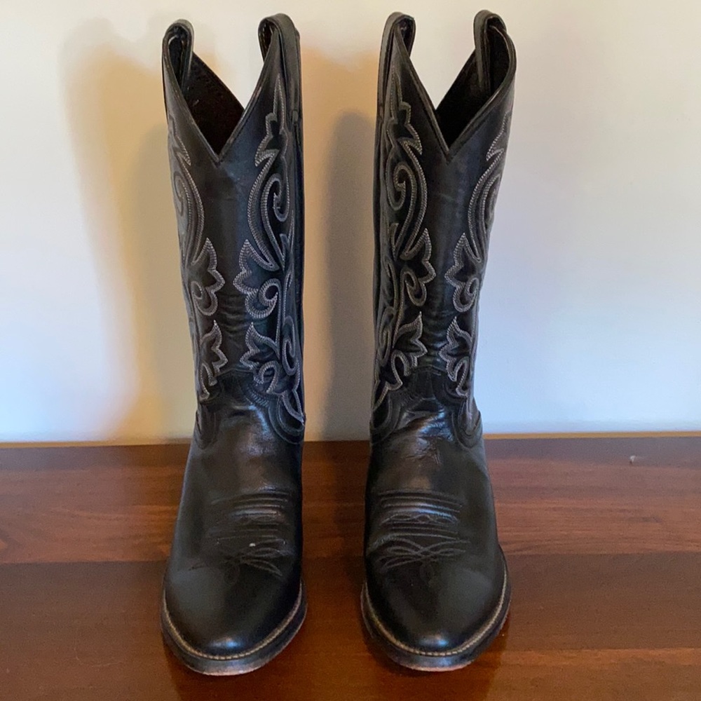 Beautiful black Justin’s cowboy boots